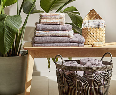 Handtücher in verschiedenen Designs auf einem Stapel 