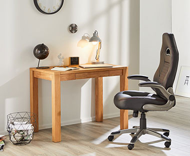 Schreibtisch aus Holz und stylischer Gamingstuhl