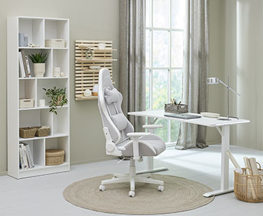 Bürostuhl in Weiß mit grauem Bezug und Büromöbel in Weiß