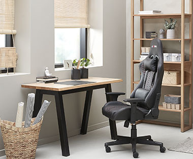 Schreibtisch aus Eiche mit einem Bürostuhl und einem Holzregal