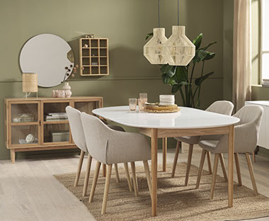 Ovaler Esstisch in Weiß/Eiche und modernen Esszimmerstühlen in Grau mit Armlehnen