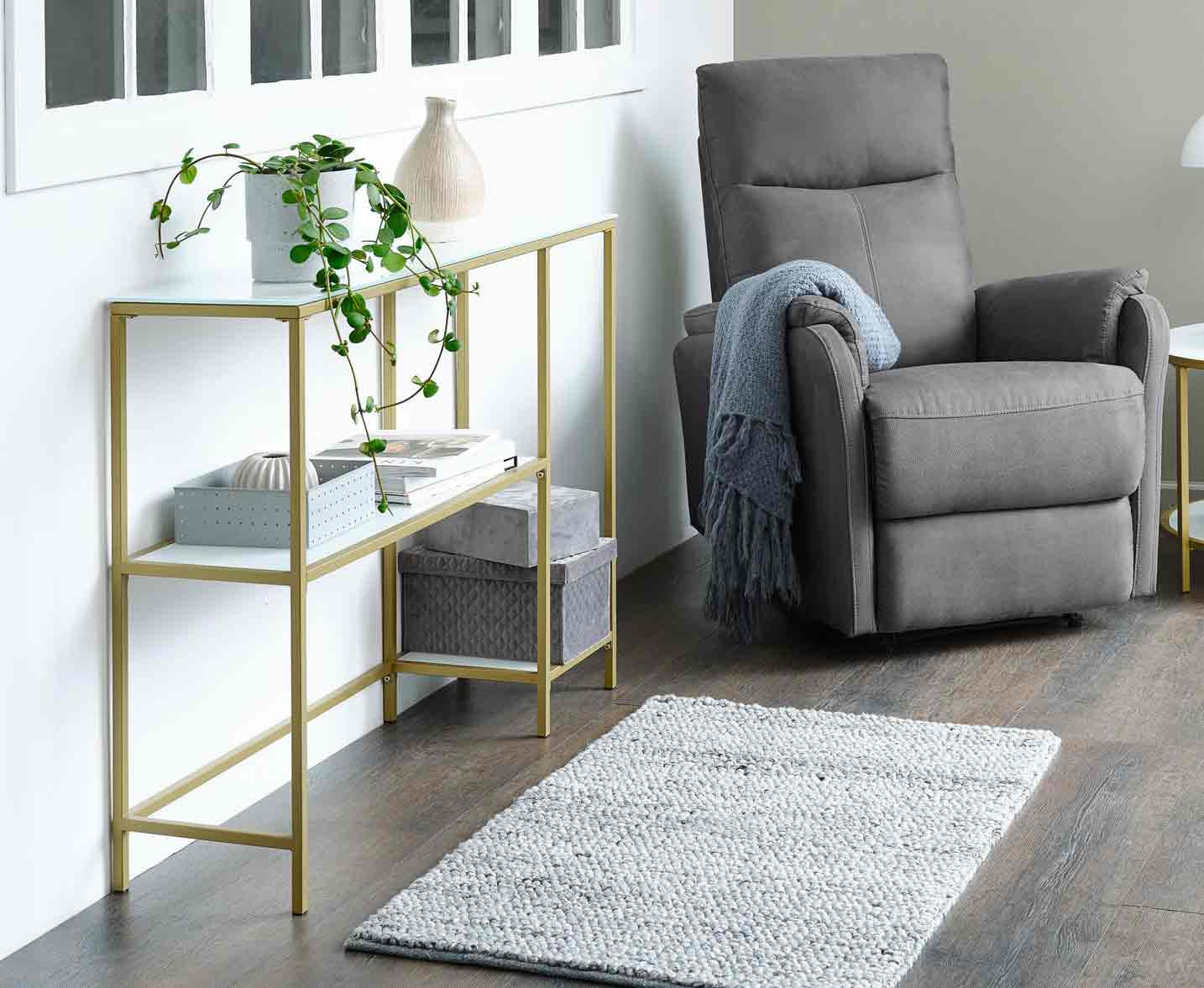 Sitzecke mit Konsolentisch in Weiß/Gold und Relaxsessel in Grau