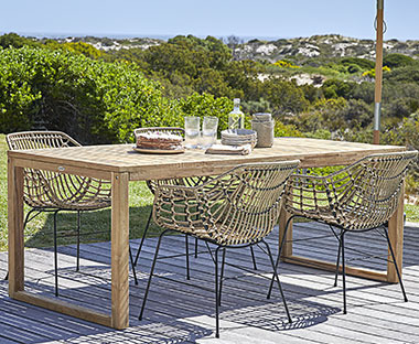 Gartentisch aus Holz und Gartenstühle in Natur
