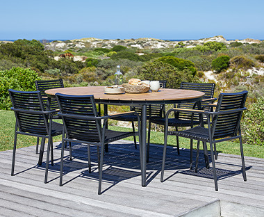 Ausziehbarer Gartentisch mit sechs Gartenstühlen auf einer Terrasse