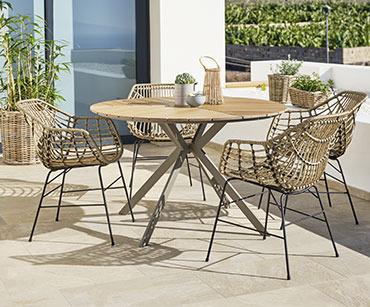 Runder Gartentisch aus Kunstholz mit vier Gartenstühlen