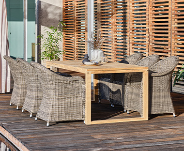 Großer Gartentisch aus Massivholz mit sechs Sesseln auf einer Terrasse