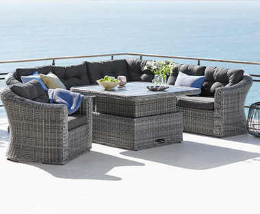Lounge-Set in Grau auf einer Terrasse