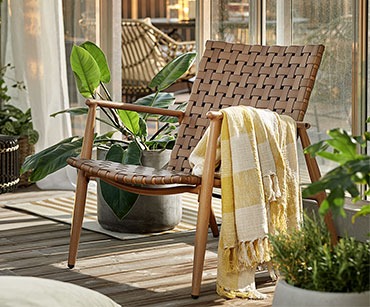 Moderner Loungesessel in Natur auf einer Terrasse