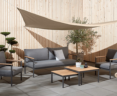 Sonnensegel über einem Lounge-Set auf einer Terrasse