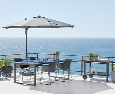 Sonnenschirm über einer Sitzgruppe auf einer Terrasse