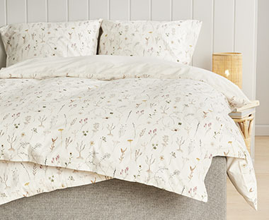 Weiße Bettwäsche mit Blumenmuster