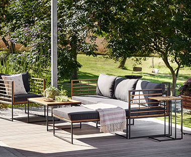 Lounge-Set im modernen Design auf einer Terrasse