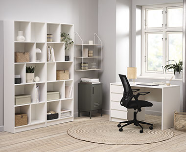Büro mit vielen Bücherregalen, Schreibtisch und Bürostuhl