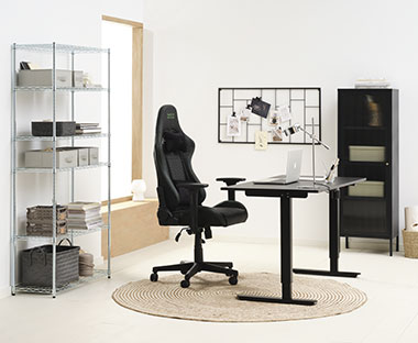 Arbeitszimmer mit Regal, Vitrine, Schreibtisch und Gaming-Stuhl