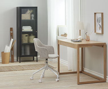 Bürostuhl in Weiß/Sand und Schreibtisch aus Eiche in einem hellen Raum