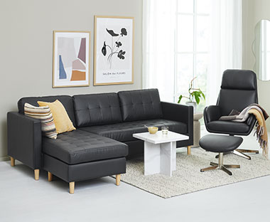 Sofa und Sessel mit Fußhocker in Schwarz mit einem Beistelltisch in Marmor-Optik 