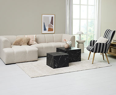 Sofa in Beige, Couchtisch in Marmor-Optik mit Sessel im Streifen-Look