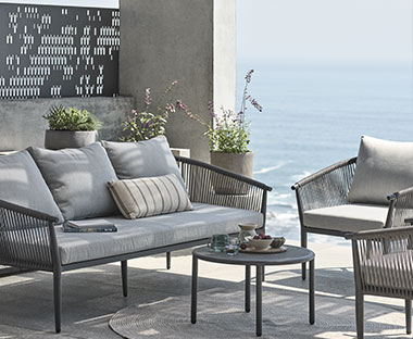Modernes und stylisches Lounge-Set mit weichen Polstern auf einer Terrasse