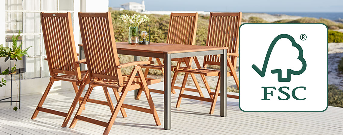 Gartenmöbel aus Holz mit Tisch, Stühlen und Bank mit dem FSC®-Logo