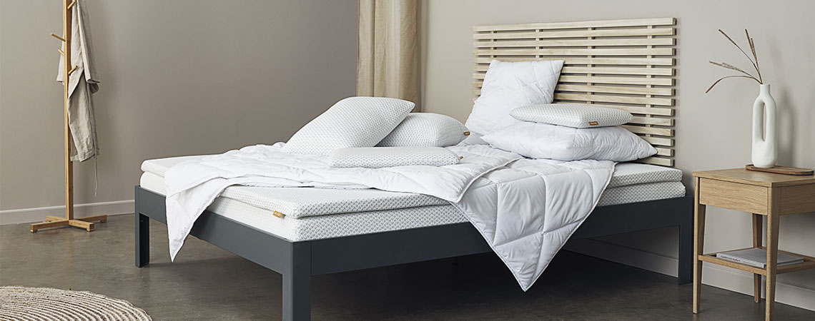 Schlafzimmer mit Kingsize-Bett, Matratze, Topper, Bettdecken und Kopfkissen mit Bettwäsche