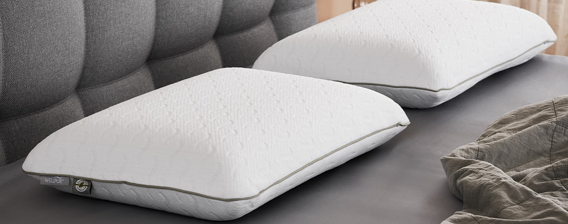 Zwei Spezialkissen aus Memoryschaum auf einem Bett