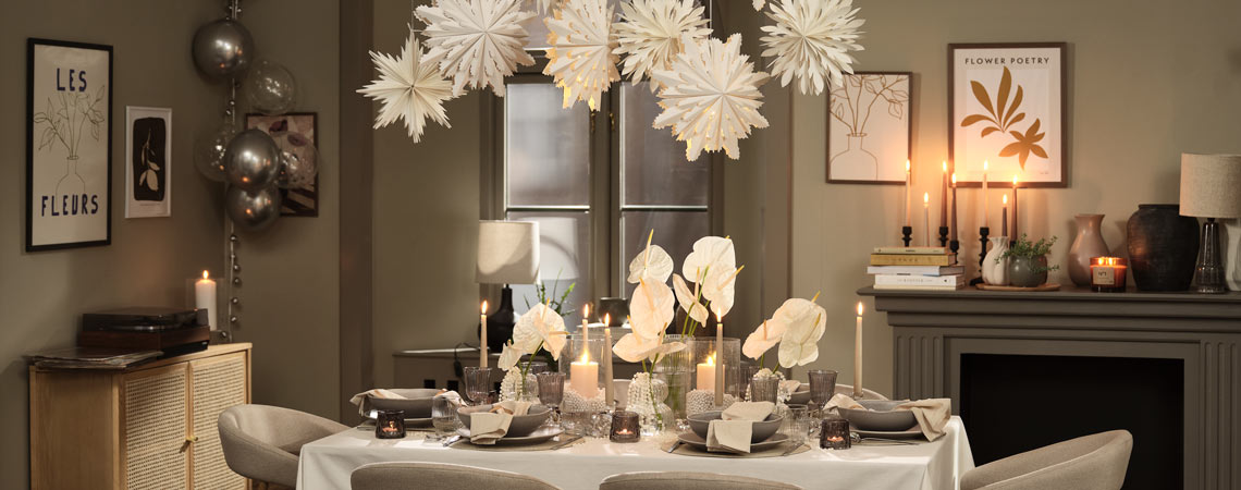 Esszimmer mit gedecktem Esstisch für einen festlichen Abend