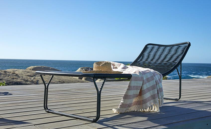 Sonnenliege mit interessantem Geflecht auf einer Terrasse