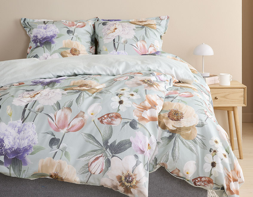 Bettwäsche ERNA aus 100 % Baumwollsatin Florale Bettwäsche in einem hellen Schlafzimmer