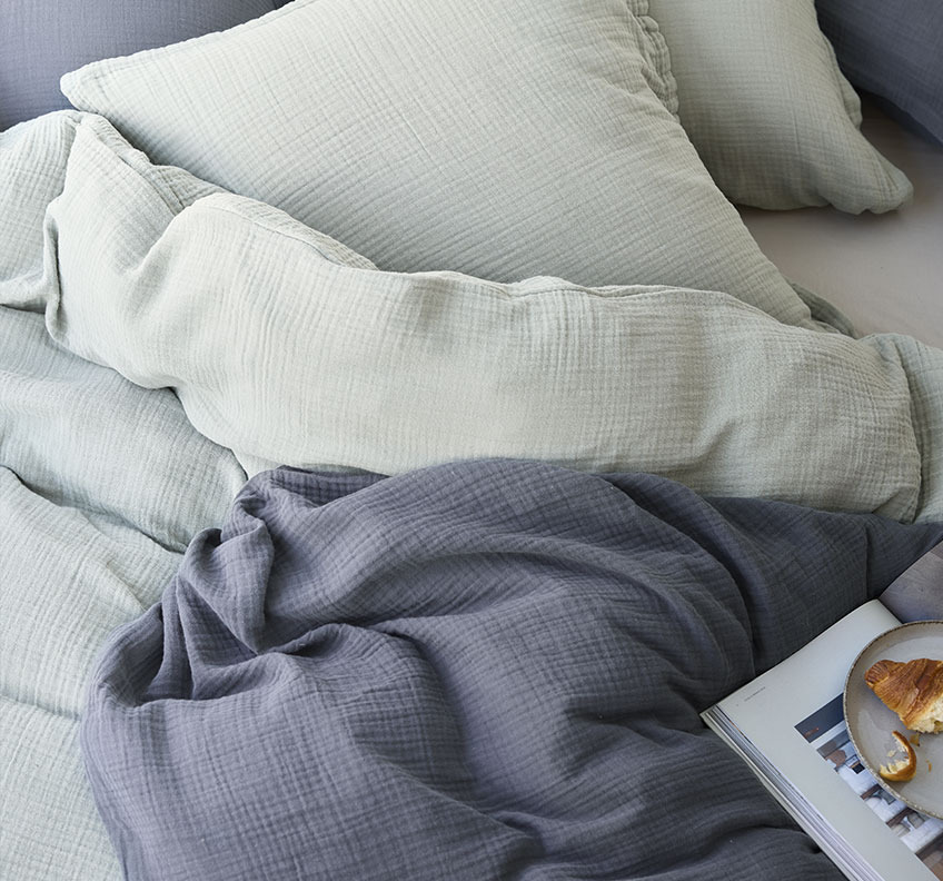 Bettwäsche MALOU ist in den Farben Dunkelgrau und Aquamarin erhältlich Bett mit Bettwäsche in Dunkelgrau und Aquamarin