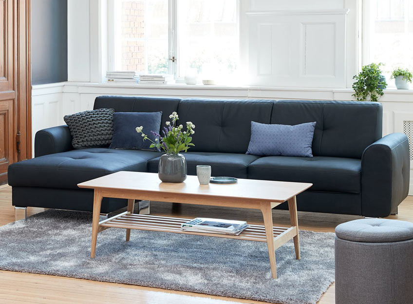 Wohnzimmer mit großem Sofa und Couchtisch aus Eiche