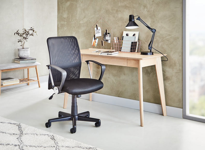 Schreibtisch aus Eiche und Bürostuhl in einem stilvollen Arbeitszimmer
