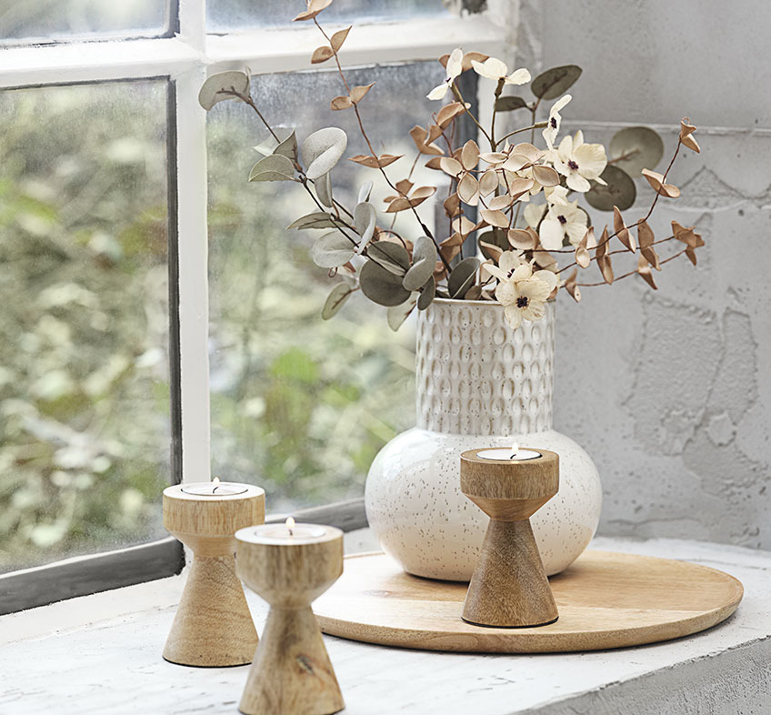 Beige oder weiße Prägemuster-Vase mit künstlichen Blumen und Teelicht-Haltern aus Holz