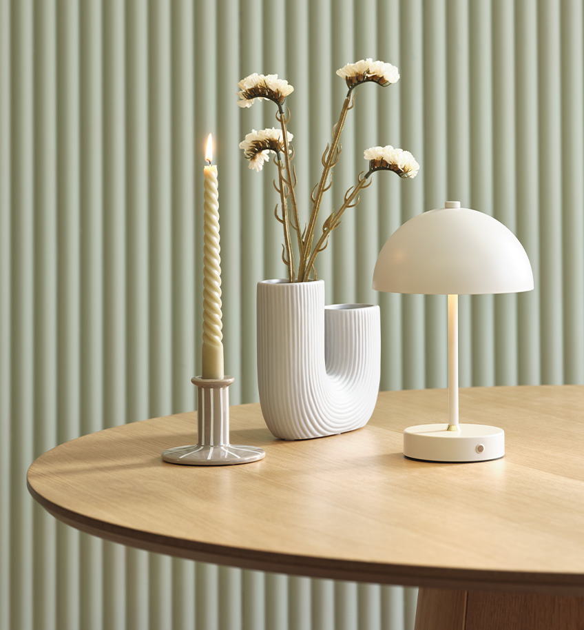 Elegante batteriebetriebene Lampe mit Messingdetail-Knopf und Dimmfunktion