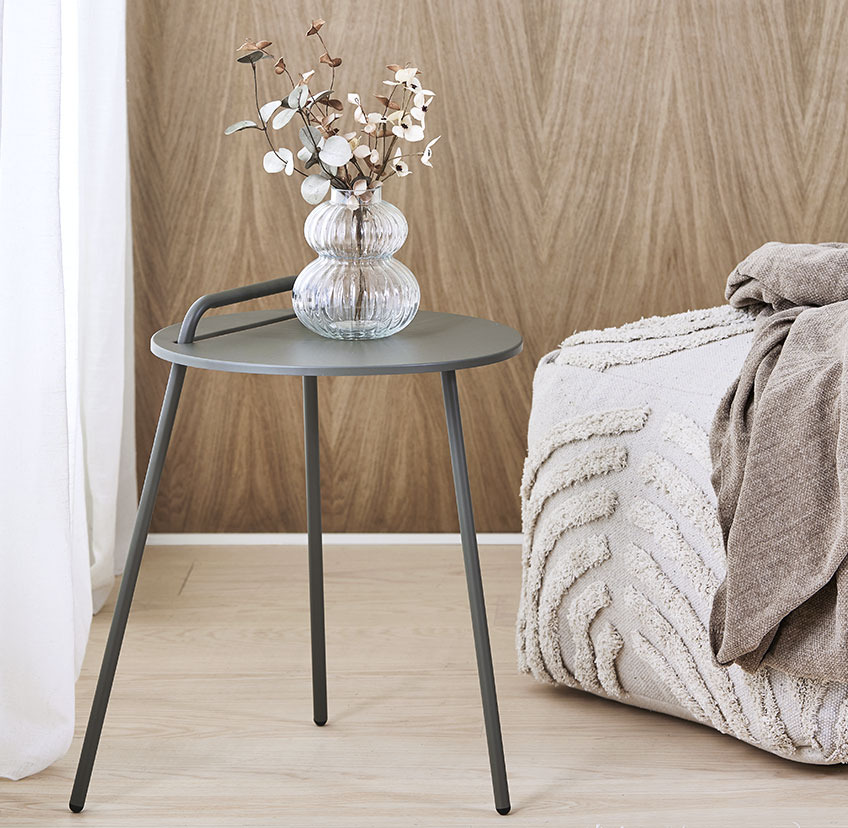 Minimalistischer Beistelltisch STAE in Grau und Pouf HYLKE in Hellbeige Minimalistischer Beistelltisch mit drei Beinen und Griff und beiger Pouf mit gemusterter Oberfläche