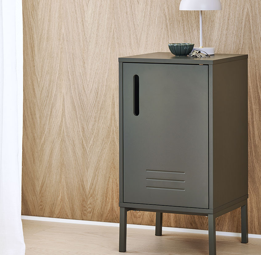 Mini-Schrank GIVE in Olivegrün Kleiner Schrank in Olivegrün und eine batteriebetriebene Lampe in Weiss