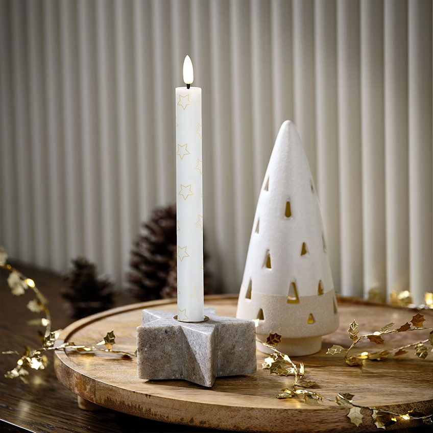 Sternförmiger Kerzenhalter in Marmor-Optik, LED-Kerze mit Sternen und LED-beleuchteter Weihnachtsbaum