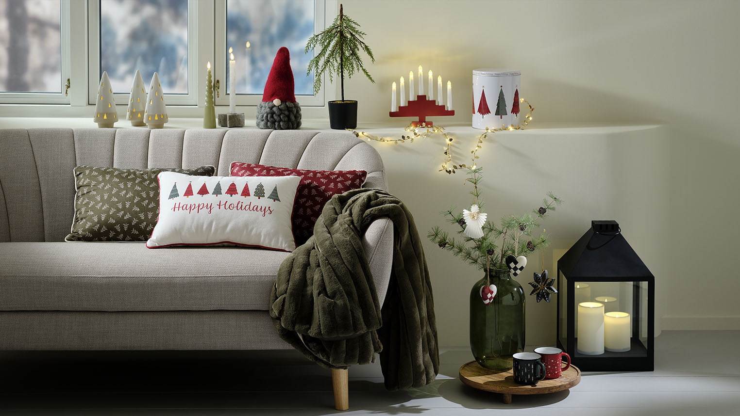 Gemütliches Wohnzimmer, eingerichtet mit skandinavischem Weihnachtsdeko