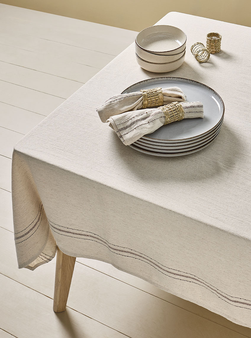 Sandfarbene Tischdecke und Stoffservietten in rustikalem Leinen-Look 