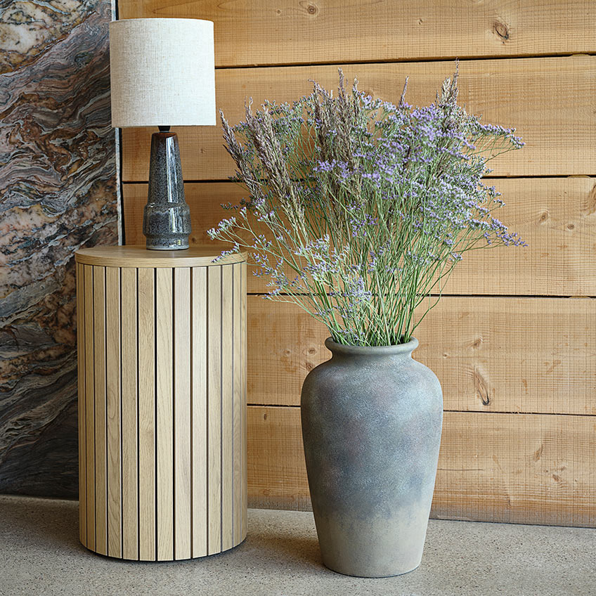 Bodenvase TOMMY neben Sockel SPODSBJERG und Lampe VIGGO Rustikale Bodensvase mit Blumen neben einen Sockel aus Holz