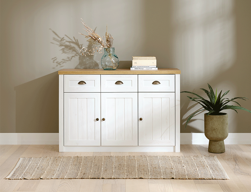 Sideboard mit 3 Schubladen und 3 Türen in Weiß.