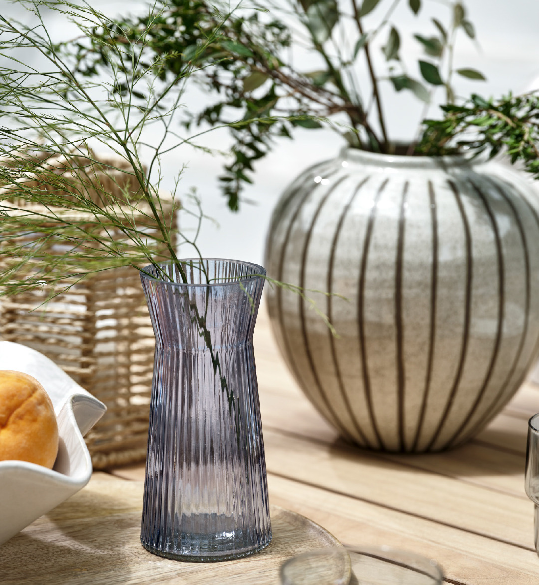 Vase HILBERT und Vase SOFUS auf Gartentisch