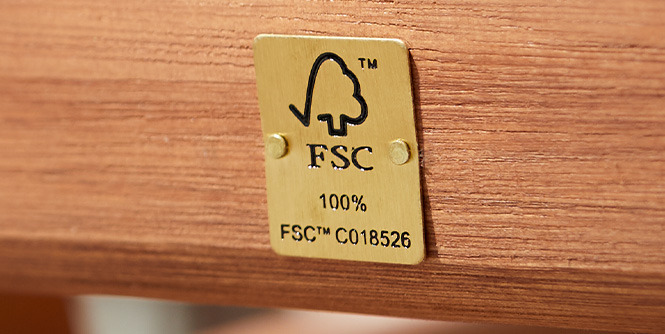 Metallplakette mit FSC-Logo auf Hartholzmöbel