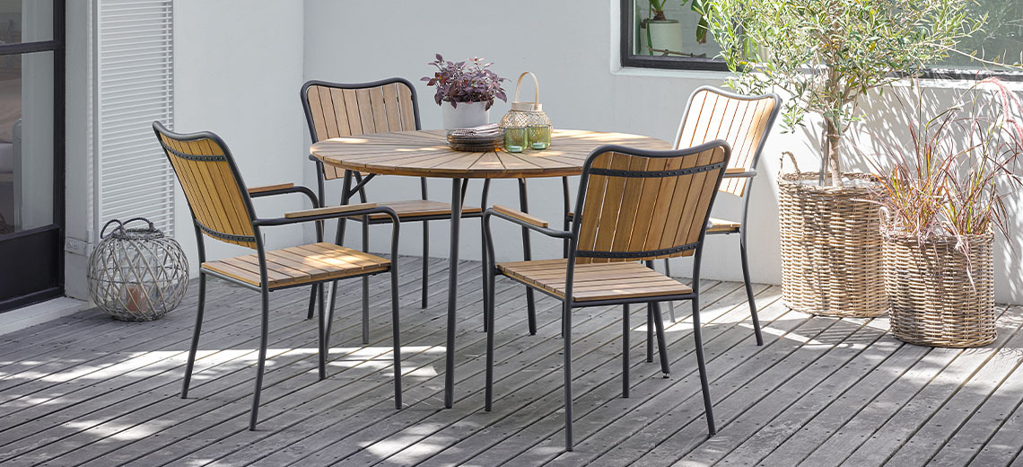 Gartenmöbel aus Hartholz: Runder Gartentisch und vier Gartenstühle aus FSC-zertifiziertem Holz