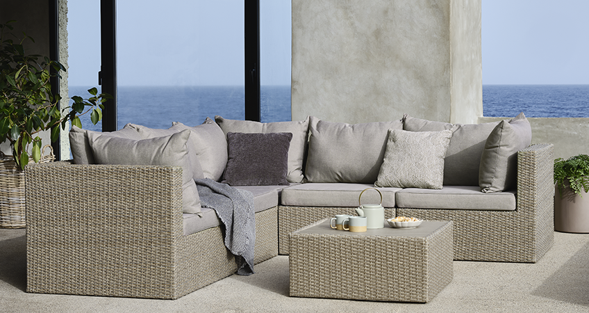Lounge-Set auf einer Terrasse in Meeresnähe 
