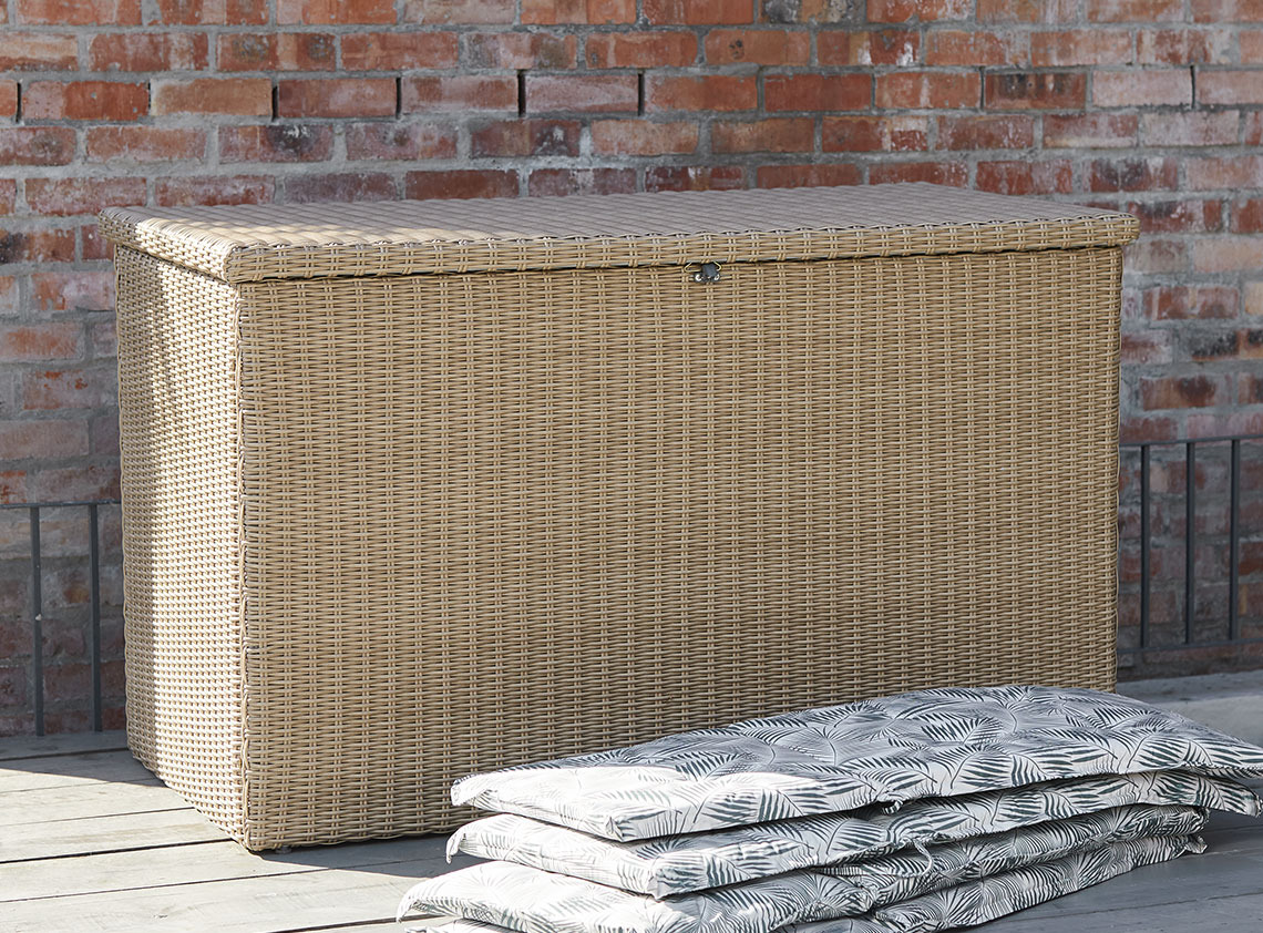 Große Gartenaufbewahrungsbox auf einer Holzterrasse