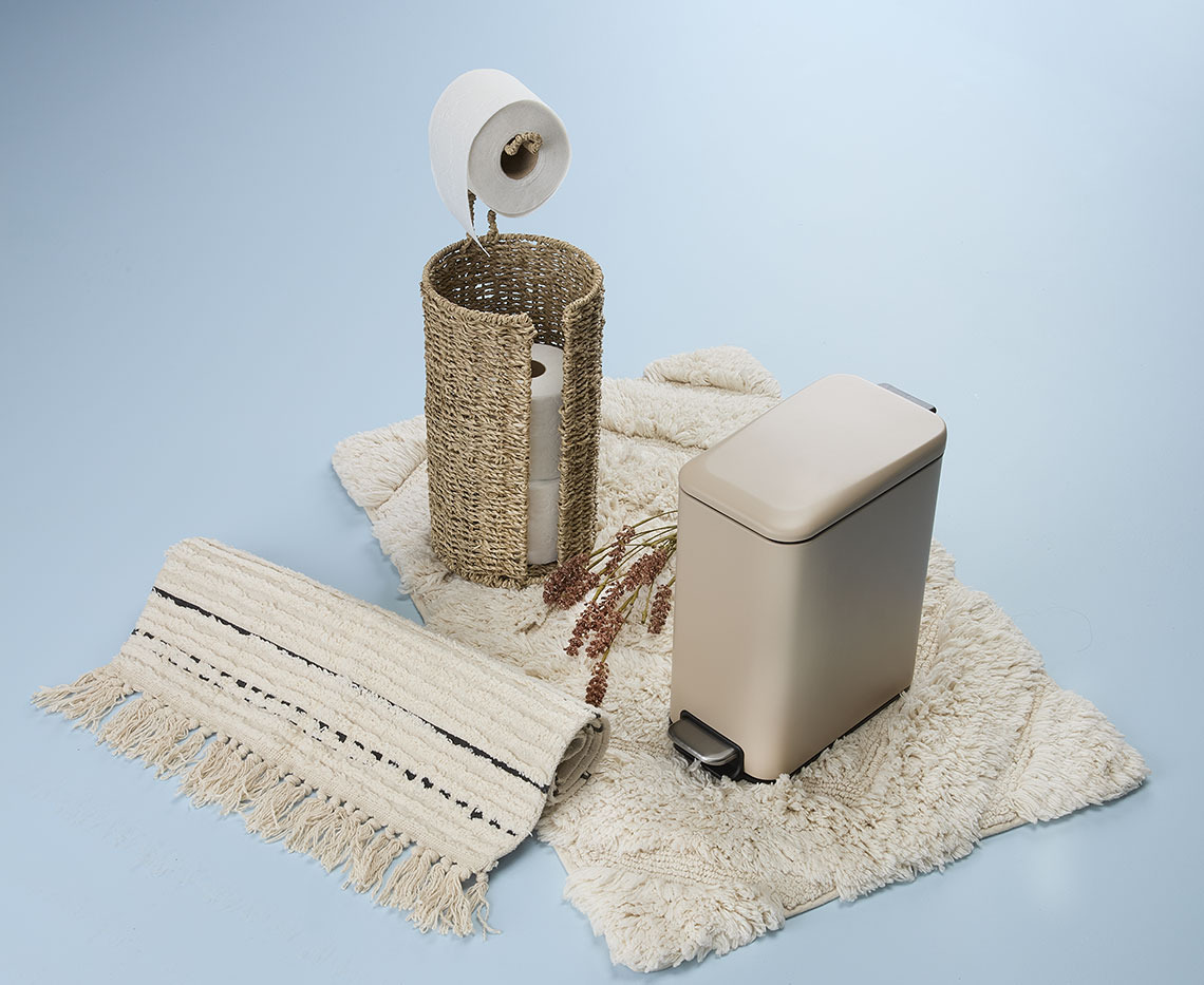 Badematten mit Toilettenpapierhalter und Treteimer in Beige