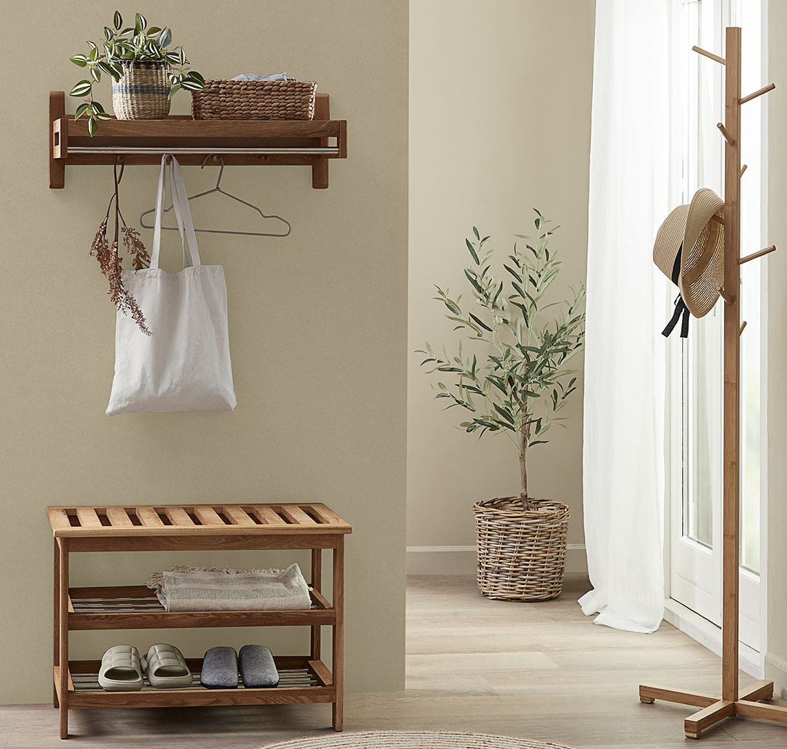 Vorzimmer mit einer Schuhbank, einem Garderobenständer und Wandgarderobe aus Holz