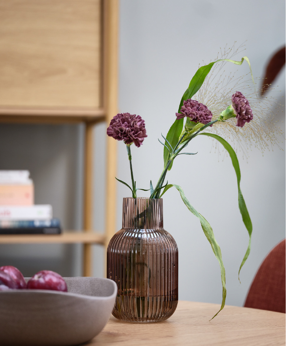 Vase YNGVAR mit Blumen