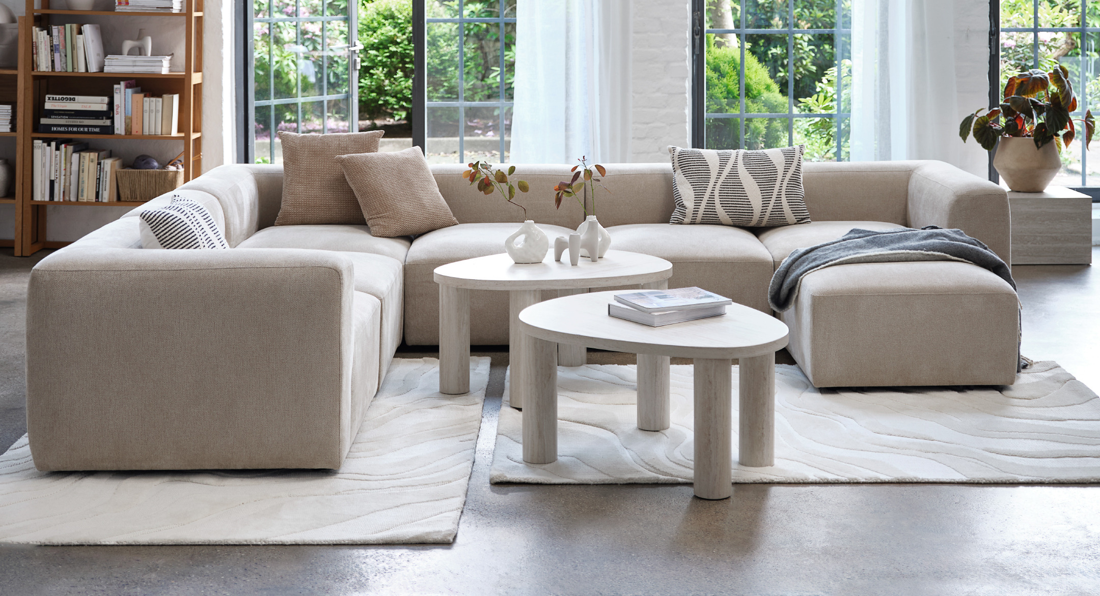 Modulares Sofa SKEJBY und Couchtisch LUNDEBORG auf Teppich KLEMATIS