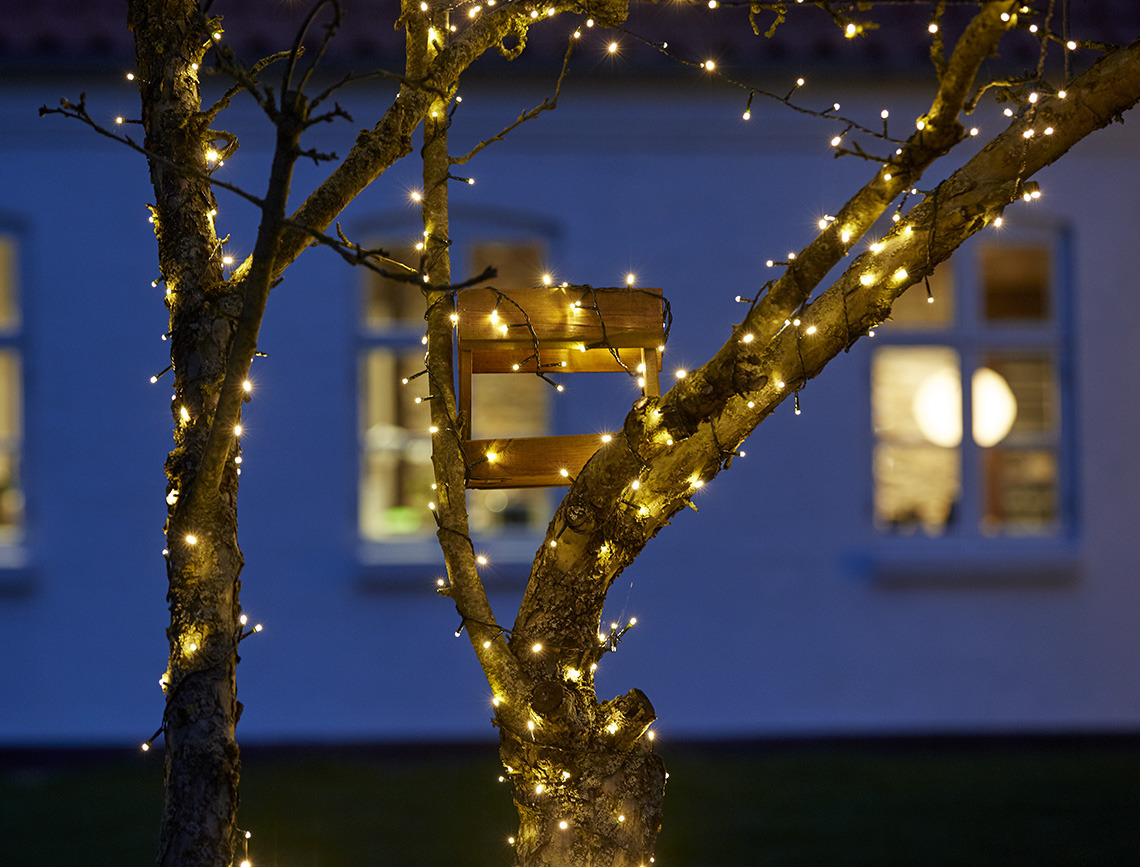 Lichterketten um einen Baum gewickelt